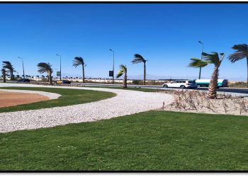 وزير الإسكان ومحافظ البحر الأحمر يتفقدان مشروع تطوير طريق المطار بمدينة الغردقة.. 1.9 مليار جنيه استثمارات