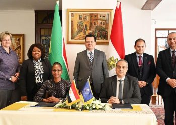 جانب من التوقيع