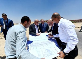 وزير الإسكان يتفقد مشروعات تطوير محاور الطرق.. ومشروع منطقة الخدمات بمدينة القاهرة الجديدة