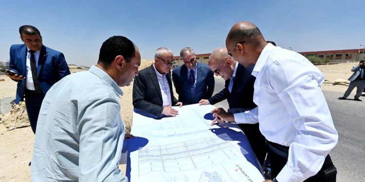 وزير الإسكان يتفقد مشروعات تطوير محاور الطرق.. ومشروع منطقة الخدمات بمدينة القاهرة الجديدة