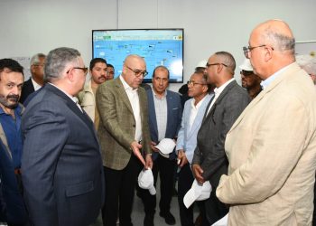وزير الإسكان ومحافظ البحر الأحمر يتفقدان محطة تحلية “اليسر” بطاقة 80 ألف م3 يومياً