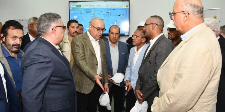 وزير الإسكان ومحافظ البحر الأحمر يتفقدان محطة تحلية “اليسر” بطاقة 80 ألف م3 يومياً