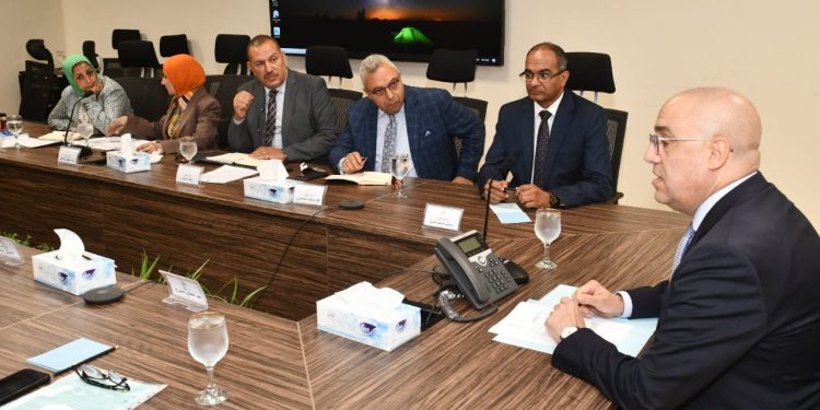 وزير الإسكان يناقش تعديل الكود المصري لاشتراطات الحماية المدنية