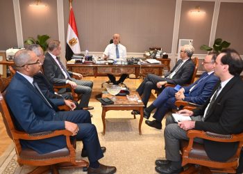 وزير الإسكان يبحث مع مسئولى أكوا باور سبل تعزيز التعاون فى مجال تحلية مياه البحر وتوطين تكنولوجيا التحلية