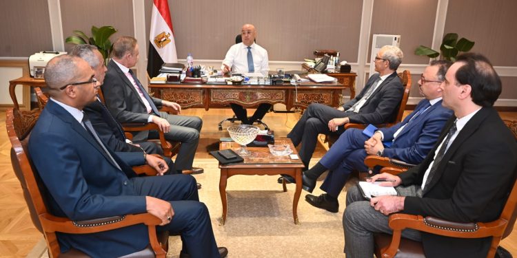 وزير الإسكان يبحث مع مسئولى أكوا باور سبل تعزيز التعاون فى مجال تحلية مياه البحر وتوطين تكنولوجيا التحلية