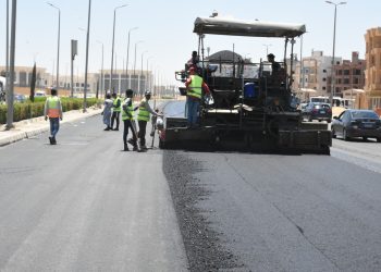 رئيس جهاز “القاهرة الجديدة” يتابع مشروعات تطوير ورفع كفاءة محاور الطرق بالمدينة.. منها محور 24 و28