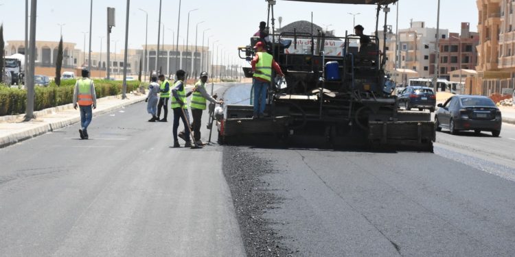 رئيس جهاز “القاهرة الجديدة” يتابع مشروعات تطوير ورفع كفاءة محاور الطرق بالمدينة.. منها محور 24 و28