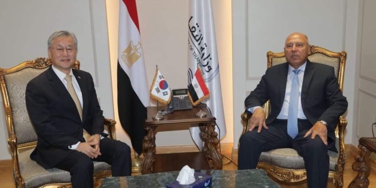 وزير النقل يبحث مع سفير كوريا الجنوبية مستجدات توطين صناعة المترو في مصنع نيرك في شرق بورسعيد وموقف مشروعات تحديث نظم الاشارات وتوريد سفن تجارية