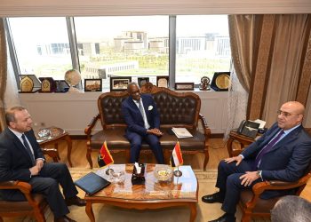 وزير الإسكان يتسلم دعوة نظيره الأنجولى لزيارة دولة أنجولا لتعزيز التعاون