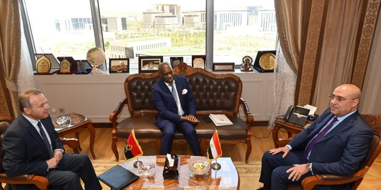 وزير الإسكان يتسلم دعوة نظيره الأنجولى لزيارة دولة أنجولا لتعزيز التعاون