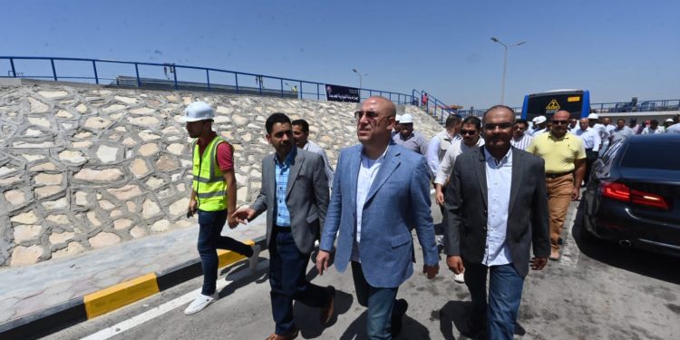 وزير الإسكان يتفقد محطة معالجة الصرف الصحي والصناعى بمدينة النوبارية الجديدة بطاقة 28 ألف م3 يوميا