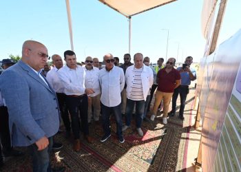 وزير الإسكان يتابع أعمال الطرق والمرافق وطلبات تقنين أوضاع الأراضي بسفنكس الجديدة.. على73 ألف فدان 