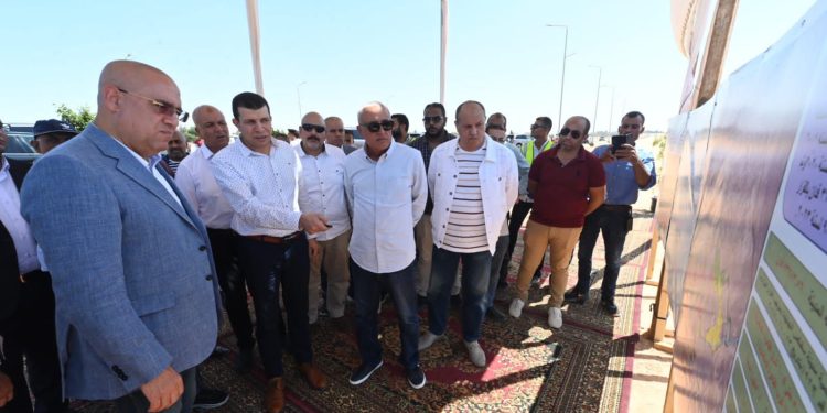 وزير الإسكان يتابع أعمال الطرق والمرافق وطلبات تقنين أوضاع الأراضي بسفنكس الجديدة.. على73 ألف فدان 