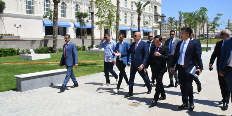 وزير الإسكان يصطحب نائب رئيس الوزراء الفيتنامي فى جولة بمدينة العلمين الجديدة