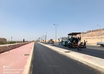 رئيس جهاز العبور يتفقد أعمال تطوير الطرق بالمنطقة الصناعية والأحياء السكنية بالمدينة