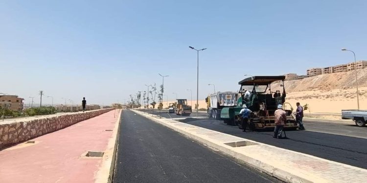 رئيس جهاز العبور يتفقد أعمال تطوير الطرق بالمنطقة الصناعية والأحياء السكنية بالمدينة