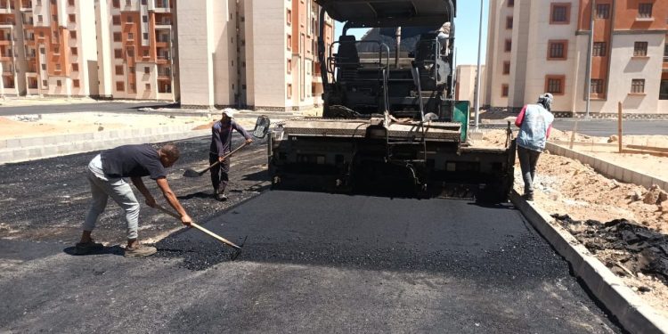 رئيس جهاز حدائق العاصمة يتفقد مشروعات الطرق والإسكان الجاري تنفيذها بالمدينة