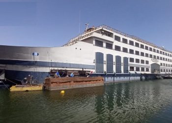 المقاولون العرب تنجح في رفع فندق عائم عملاق ببحيرة ناصر.. يزن 3000 طن