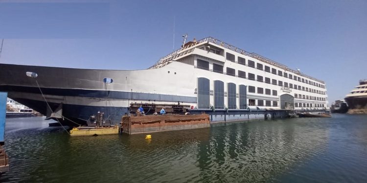 المقاولون العرب تنجح في رفع فندق عائم عملاق ببحيرة ناصر.. يزن 3000 طن