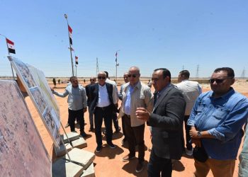 وزير الإسكان أثناء جولته في الشروق