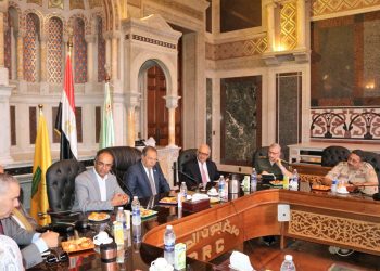 نائب وزير الإسكان يشارك في اجتماع اللجنة المشكلة لبحث بناء قاعدة علمية في مجال محطات تحلية المياه.. لدينا 99 محطة عاملة