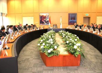 وزير الطيران يعقد اجتماعا مع أعضاء اللجنة الأمنية العليا لاستعراض خطط تأمين المطارات