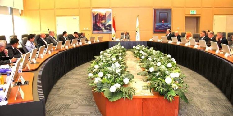 وزير الطيران يعقد اجتماعا مع أعضاء اللجنة الأمنية العليا لاستعراض خطط تأمين المطارات