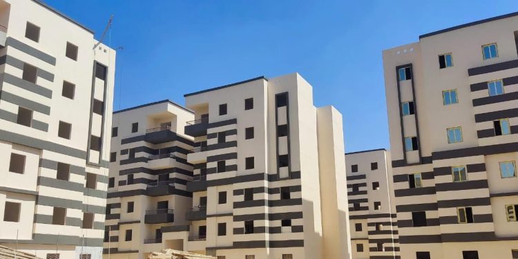 وزير الإسكان: تنفيذ أعمال تشطيب واجهات 638 عمارة فى “سكن كل المصريين” بالعبور الجديدة