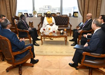 وزير الإسكان يعرض على نظيرته الكاميرونية التجربة العمرانية المصرية