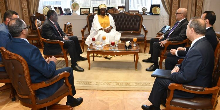 وزير الإسكان يعرض على نظيرته الكاميرونية التجربة العمرانية المصرية