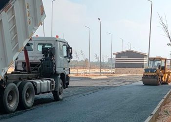 مواصلة أعمال تنفيذ وتطوير الطرق بالمناطق المختلفة بمدينة الشيخ زايد