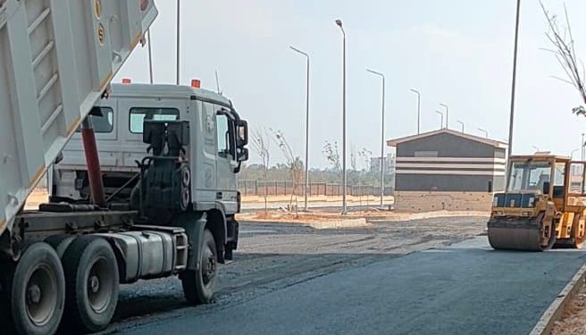 مواصلة أعمال تنفيذ وتطوير الطرق بالمناطق المختلفة بمدينة الشيخ زايد