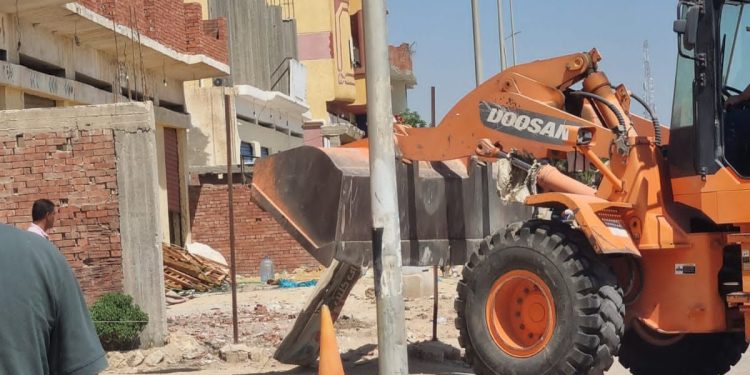 جهاز مدينة “النوبارية الجديدة” وشرطة التعمير ينظم حملة مكبرة لإزالة الإشغالات والمخالفات والتعديات