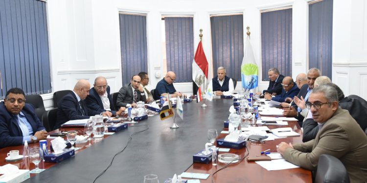 التنسيقية العليا لشركات مياه الشرب والصرف الصحى تتابع معدلات تنفيذ مشروعات حياة كريمة