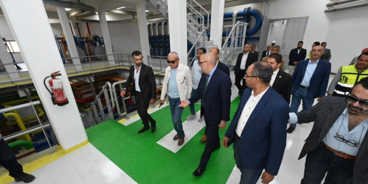 وزير الإسكان يتفقد محطة معالجة الصرف الصحي “أوراسكواليا” بالقاهرة الجديدة