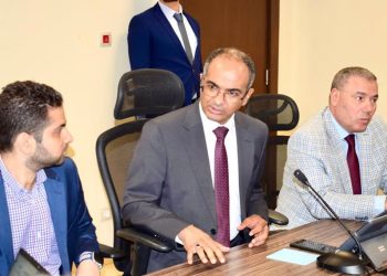 نائب وزير الإسكان يجتمع مع ممثلي صندوق مصر السيادي لمناقشة الخدمات الاستشارية لطرح تنفيذ محطات تحلية المياه