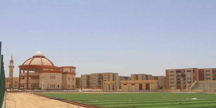 الإسكان: دفع العمل بمشروعات الخدمات والطرق بالعاشر من رمضان