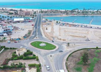 معاون وزير الإسكان يتفقد المشروعات الجارية بمركز مارينا العلمين السياحى على مساحة 3600 فدان