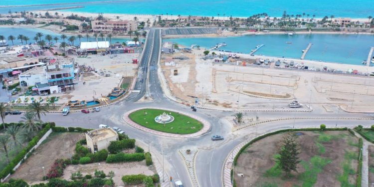 معاون وزير الإسكان يتفقد المشروعات الجارية بمركز مارينا العلمين السياحى على مساحة 3600 فدان