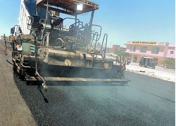 رئيس جهاز برج العرب يتفقد أعمال تطوير الطريق الرابط بين المدينة والساحل الشمالي الغربي