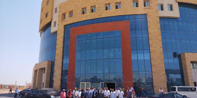 وزير الإسكان يتابع تقدم الأعمال بمستشفى سعة 220 سريرا بمدينة العبور