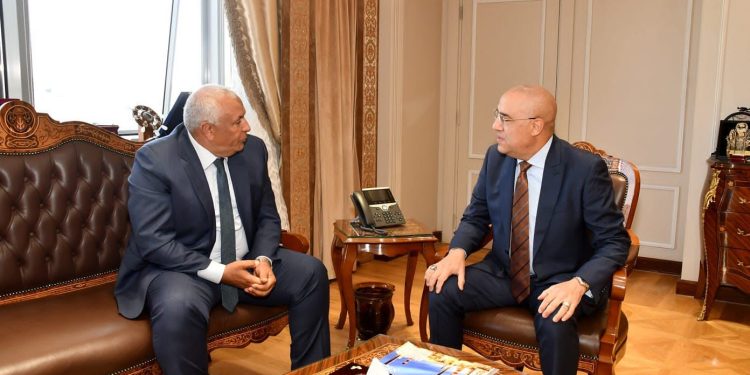 وزير الإسكان ومحافظ الوادى الجديد يتابعان موقف المشروعات المختلفة الجارى تنفيذها بالمحافظة