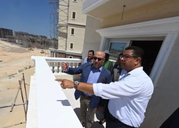 وزير الإسكان يتفقد سير العمل بـ64 برجا ضمن مشروع “صوارى” غرب كارفور بالإسكندرية