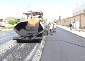 استمرار أعمال تطوير ورفع كفاءة الطرق بالسادات.. واسترداد وحدات مخالفة بالمنطقة 25
