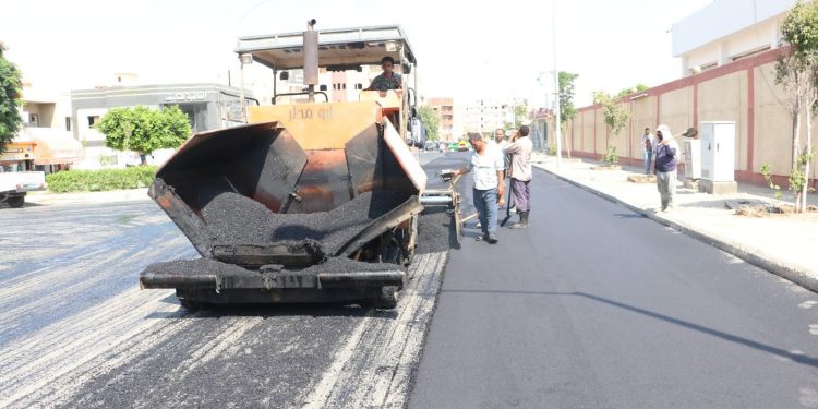 استمرار أعمال تطوير ورفع كفاءة الطرق بالسادات.. واسترداد وحدات مخالفة بالمنطقة 25