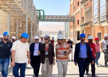 رئيس “السويس الجديدة” تتفقد مصنعاً للكيماويات وأعمال إحلال خط المياه الناقل لمنطقة عتاقة وتوسعاتها والمنطقة الحرة