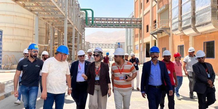 رئيس “السويس الجديدة” تتفقد مصنعاً للكيماويات وأعمال إحلال خط المياه الناقل لمنطقة عتاقة وتوسعاتها والمنطقة الحرة
