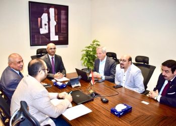 نائب وزير الإسكان يستقبل مجموعة من مسئولي الشركات المتخصصة في معالجة الصرف الصحي والحمأة وتحلية المياه