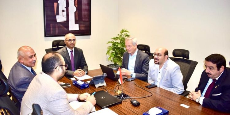 نائب وزير الإسكان يستقبل مجموعة من مسئولي الشركات المتخصصة في معالجة الصرف الصحي والحمأة وتحلية المياه