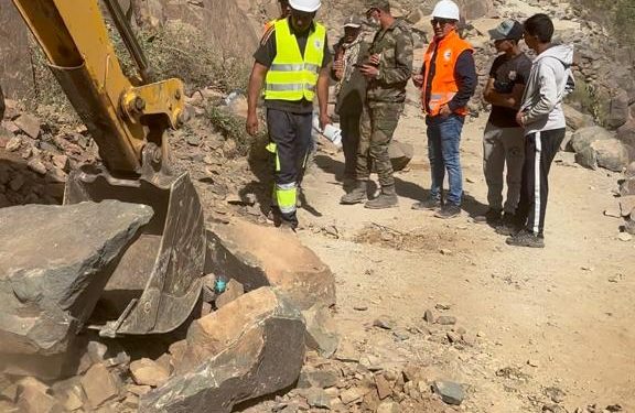 المقاولون العرب أثناء عمليات فتح الطرق بالمغرب